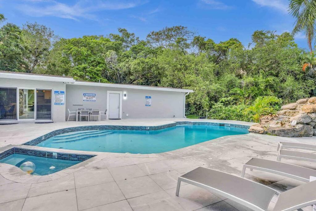 Rare Hidden Getaway Heated Pool 1.5 Acres! Sleeps 16 Villa Fort Lauderdale Kültér fotó