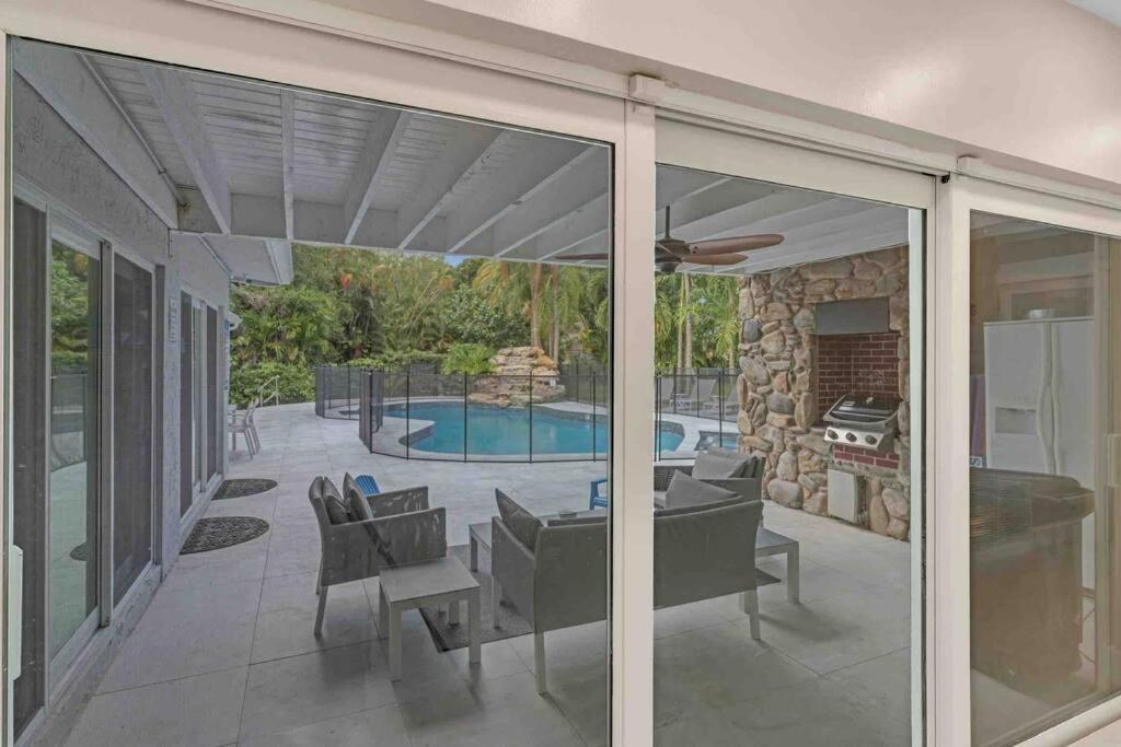 Rare Hidden Getaway Heated Pool 1.5 Acres! Sleeps 16 Villa Fort Lauderdale Kültér fotó