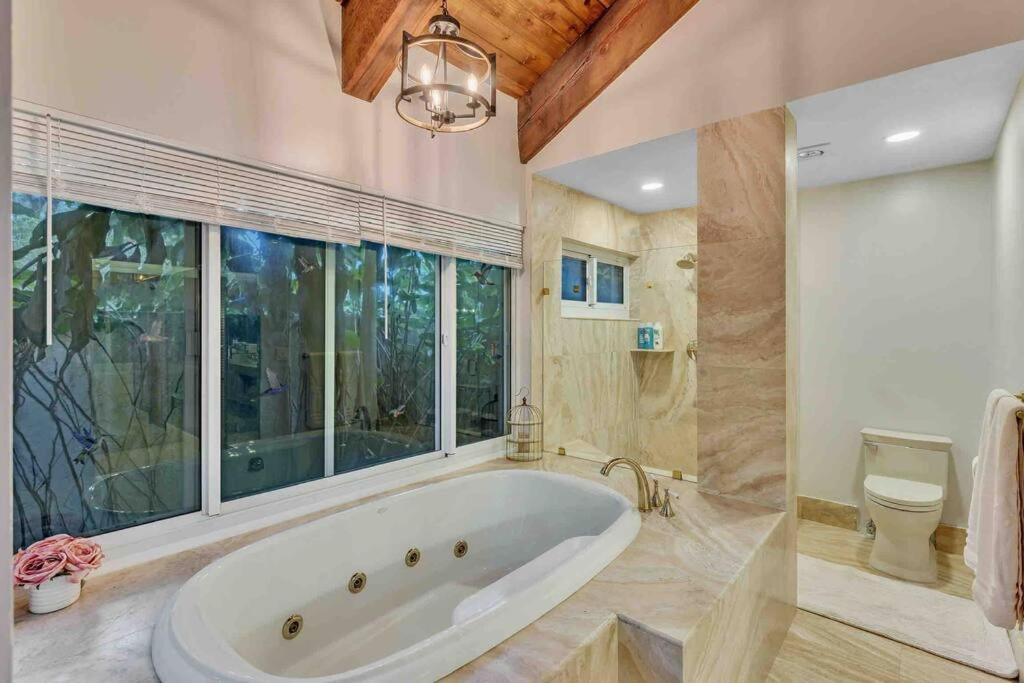 Rare Hidden Getaway Heated Pool 1.5 Acres! Sleeps 16 Villa Fort Lauderdale Kültér fotó