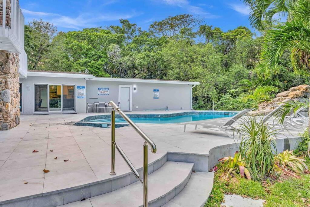 Rare Hidden Getaway Heated Pool 1.5 Acres! Sleeps 16 Villa Fort Lauderdale Kültér fotó