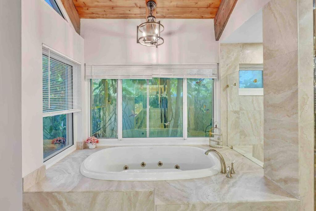 Rare Hidden Getaway Heated Pool 1.5 Acres! Sleeps 16 Villa Fort Lauderdale Kültér fotó